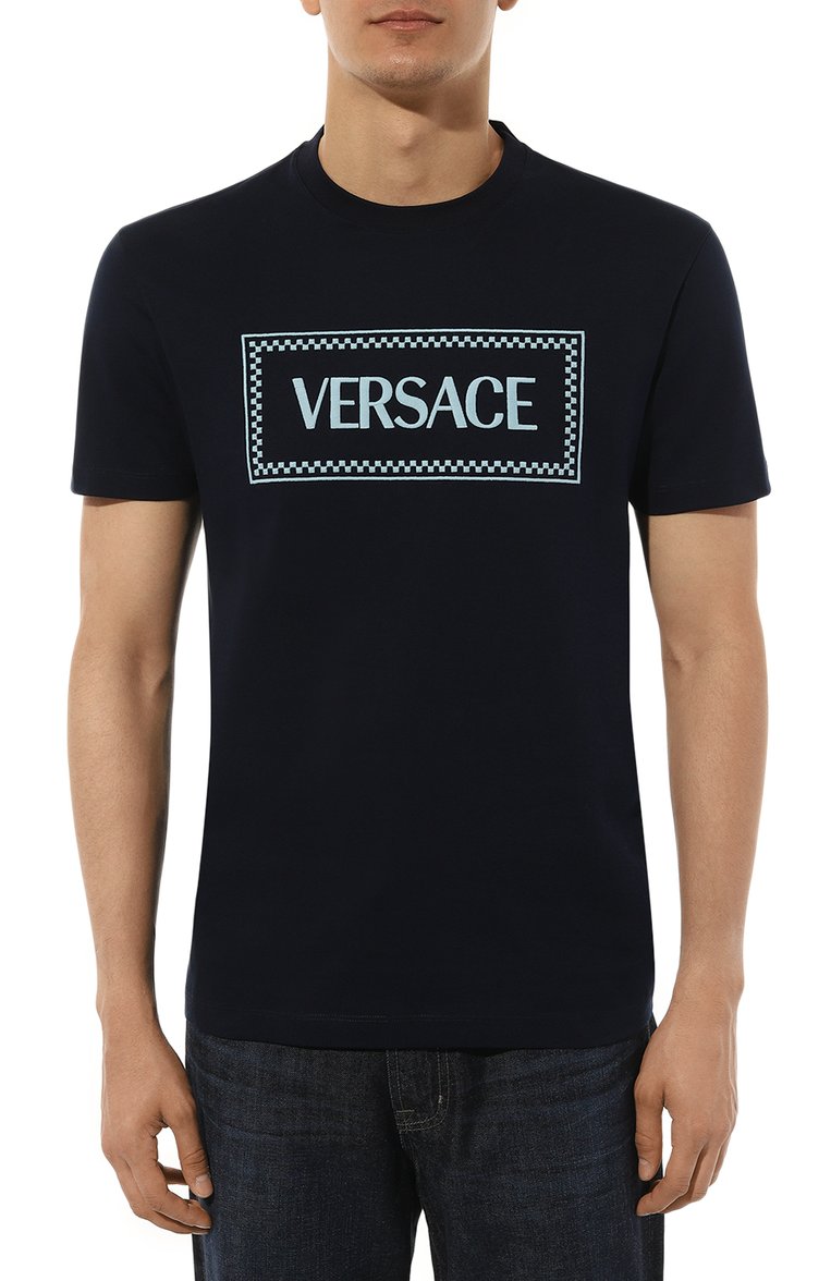 Мужская хлопковая футболка VERSACE темно-синего цвета, арт. 1011694/1A08584 | Фото 3 (Рукава: Короткие; Материал внешний: Хлопок; Длина (для топов): Стандартные; Принт: С принтом; Стили: Кэжуэл; Мужское Кросс-КТ: Футболка-одежда; Кросс-КТ: Джерси)