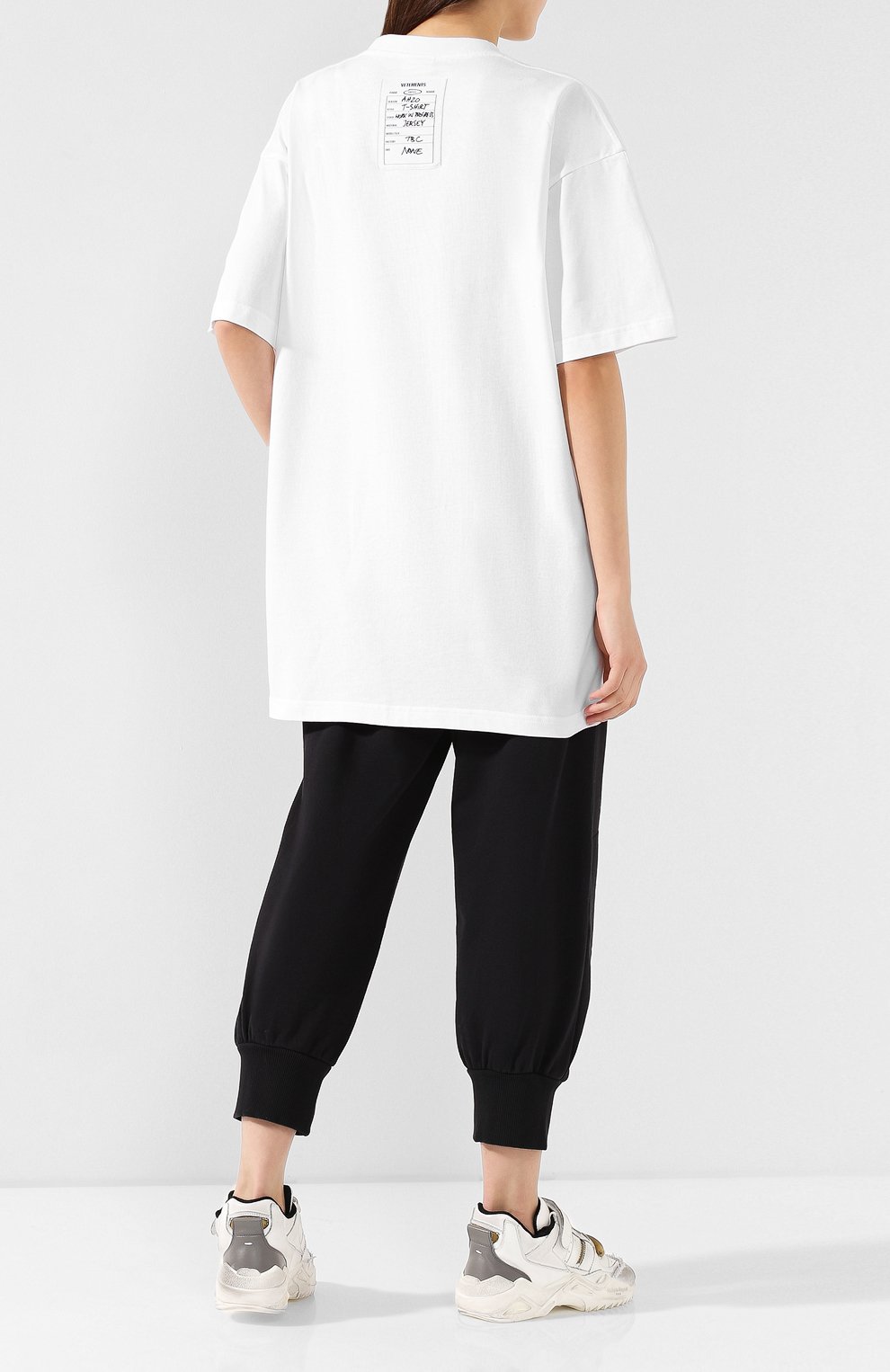 Хлопковая футболка VETEMENTS белого цвета по цене 18800 руб., арт. UAH20TR636/W, фото 2 Хлопковая футболка VETEMENTS, арт. UAH20TR636/W, фото 2