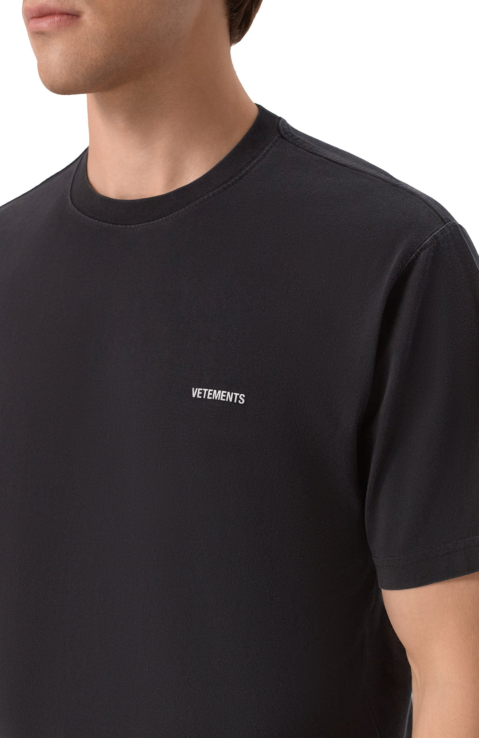 Хлопковая футболка VETEMENTS черного цвета по цене 63200 руб., арт. MH27TR161B, фото 5 Хлопковая футболка VETEMENTS, арт. MH27TR161B, фото 5