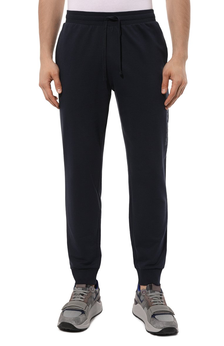 Мужские хлопковые джоггеры EMPORIO ARMANI темно-синего цвета, арт. 111690/4R566 | Фото 3 (Материал внешний: Хлопок; Драгоценные камни: Проставлено; Длина (брюки, джинсы): Стандартные; Материал сплава: Проставлено; Силуэт М (брюки): Джоггеры; Стили: Спорт-шик)