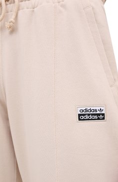 Женские хлопковые джоггеры ADIDAS ORIGINALS бежевого цвета, арт. GD3093 | Фото 5 (Длина (брюки, джинсы): Стандартные; Материал внешний: Хлопок; Женское Кросс-КТ: Джоггеры - брюки, Брюки-спорт; Силуэт Ж (брюки и джинсы): Джоггеры; Драгоценные камни: Проставлено; Материал сплава: Проставлено)