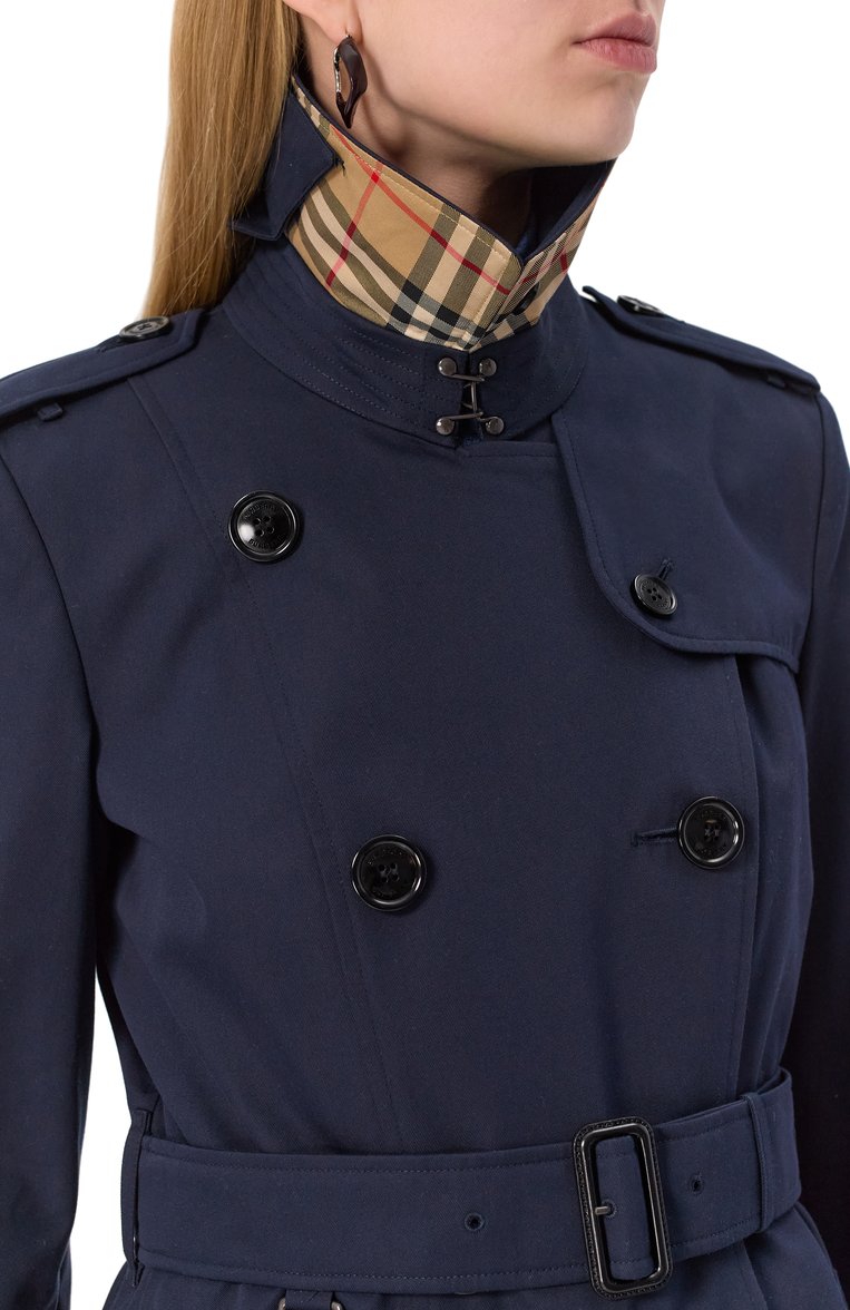 Женский хлопковый тренч BURBERRY синего цвета, арт. 8059269 | Фото 5 (Длина (верхняя одежда): До колена; Материал подклада: Хлопок; Материал внешний: Хлопок; Рукава: Длинные; Стили: Классический; Кросс-КТ: Куртка)