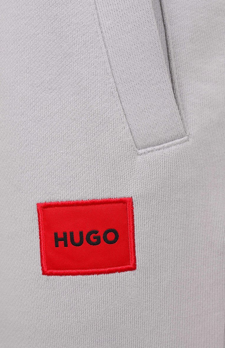Мужские хлопковые джоггеры HUGO светло-серого цвета, арт. 50447963 | Фото 6 (Длина (брюки, джинсы): Стандартные; Материал внешний: Хлопок; Силуэт М (брюки): Джоггеры; Стили: Кэжуэл)
