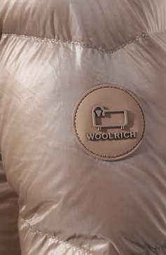 Женский пуховик WOOLRICH бежевого цвета, арт. CFWWOU0926FRUT3085 | Фото 5 (Рукава: Длинные; Длина (верхняя одежда): До колена; Материал внешний: Синтетический материал; Кросс-КТ: Пуховик; Материал сплава: Проставлено; Драгоценные камни: Проставлено; Материал утеплителя: Пух и перо; Стили: Кэжуэл)