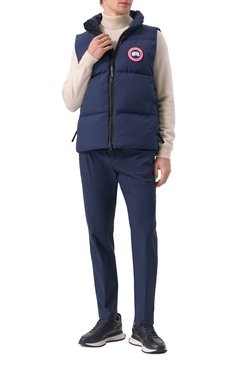 Мужской пуховый жилет CANADA GOOSE темно-синего цвета, арт. 2804M | Фото 2 (Материал внешний: Синтетический материал; Длина (верхняя одежда): Короткие; Материал подклада: Синтетический материал; Материал утеплителя: Пух и перо; Мужское Кросс-КТ: жилеты-объемные; Стили: Кэжуэл)