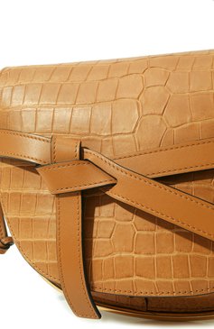 Женская сумка gate из кожи крокодила LOEWE бежевого цвета, арт. 329.25AT20/CP0R | Фото 3 (Сумки-технические: Сумки через плечо; Материал: Экзотическая кожа; Материал внутренний: Не назначено; Размер: medium; Материал сплава: Проставлено; Ремень/цепочка: На ремешке; Драгоценные камни: Проставлено; Статус проверки: Проверена категория)