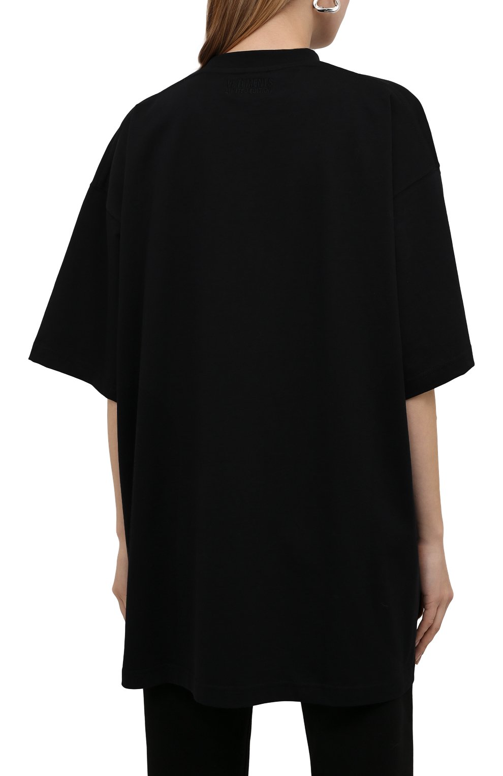 Хлопковая футболка VETEMENTS черного цвета по цене 42550 руб., арт. UE52TR120X 1602/W, фото 4 Хлопковая футболка VETEMENTS, арт. UE52TR120X 1602/W, фото 4