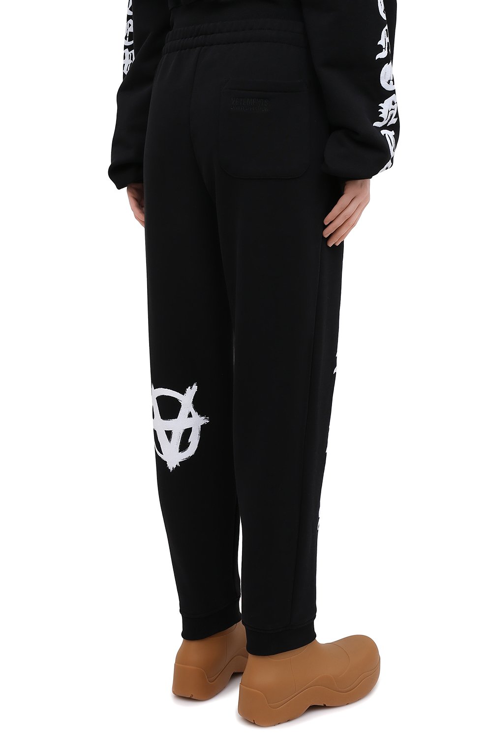 Хлопковые джоггеры VETEMENTS черного цвета по цене 59900 руб., арт. ME51PA820B 1601/W, фото 4 Хлопковые джоггеры VETEMENTS, арт. ME51PA820B 1601/W, фото 4