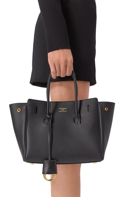 Женская сумка hampton mini BALENCIAGA черного цвета, арт. 813362/2ABAV | Фото 2 (Драгоценные камни: Проставлено; Размер: mini; Ремень/цепочка: На ремешке; Материал сплава: Проставлено; Материал: Натуральная кожа)