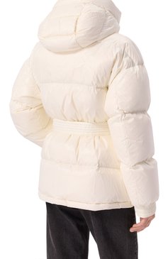 Женский пуховик PERFECT MOMENT молочного цвета, арт. W3001044/MAYA PARKA | Фото 4 (Драгоценные камни: Проставлено; Рукава: Длинные; Длина (верхняя одежда): Короткие; Материал утеплителя: Пух и перо; Материал сплава: Проставлено; Материал подклада: Синтетический материал; Кросс-КТ: Пуховик; Стили: Кэжуэл; Материал внешний: Синтетический материал)