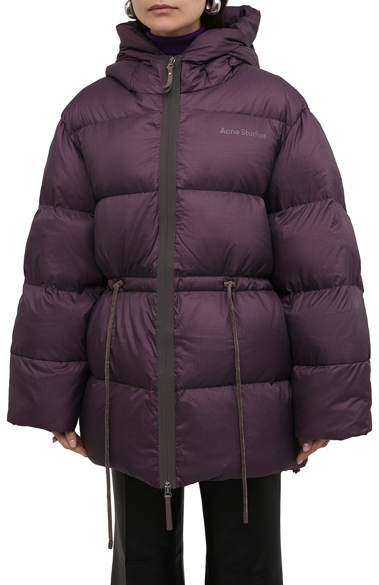 Женский пуховик ACNE STUDIOS фиолетового цвета, арт. A90286 | Фото 3 (Материал утеплителя: Пух и перо; Материал подклада: Синтетический материал; Материал внешний: Синтетический материал; Стили: Спорт-шик; Женское Кросс-КТ: Пуховик-куртка; Длина (верхняя одежда): До середины бедра; Рукава: Дли�нные; Кросс-КТ: Пуховик)