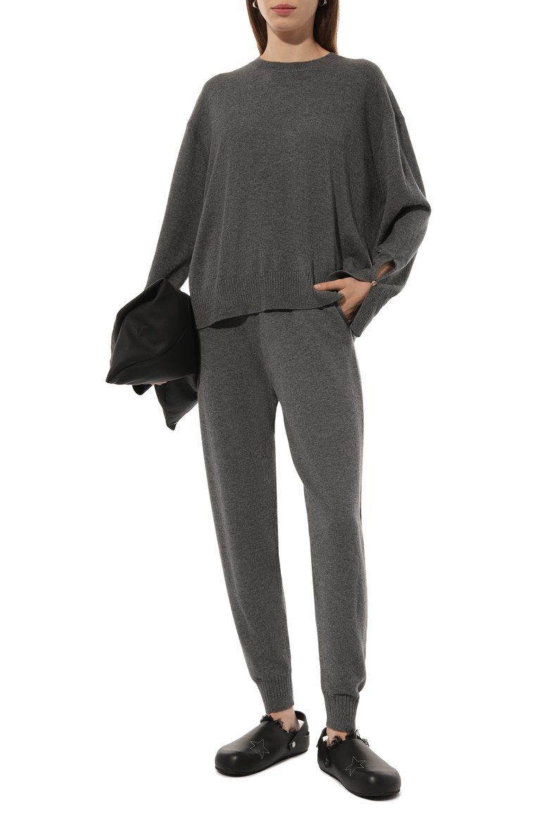 Женские шерстяные джоггеры STELLA MCCARTNEY серого цвета, арт. 6K0425/3S2415 | Фото 2 (Материал внешний: Шерсть; Длина (брюки, джинсы): Стандартные; Женское Кросс-КТ: Брюки-одежда, Джоггеры - брюки; Силуэт Ж (брюки и джинсы): Джоггеры; Кросс-КТ: Трикотаж; Стили: Спорт-шик)
