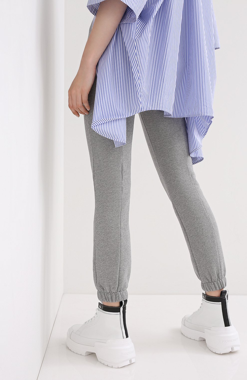 Хлопковые джоггеры VETEMENTS серого цвета по цене 57550 руб., арт. WAH21TR645 1601/GREY, фото 4 Хлопковые джоггеры VETEMENTS, арт. WAH21TR645 1601/GREY, фото 4