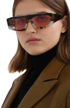 Женские солнцезащитные очки JACQUEMUS коричневого цвета, арт. LES LUNETTES YAUC0 MULTI PINK | Фото 2 (Региональные ограничения белый список (Axapta Mercury): Не проставлено, RU; Нос: Не проставлено; Материал: Пластик; Тип очков: С/з; Очки форма: Прямоугольные, D-форма)