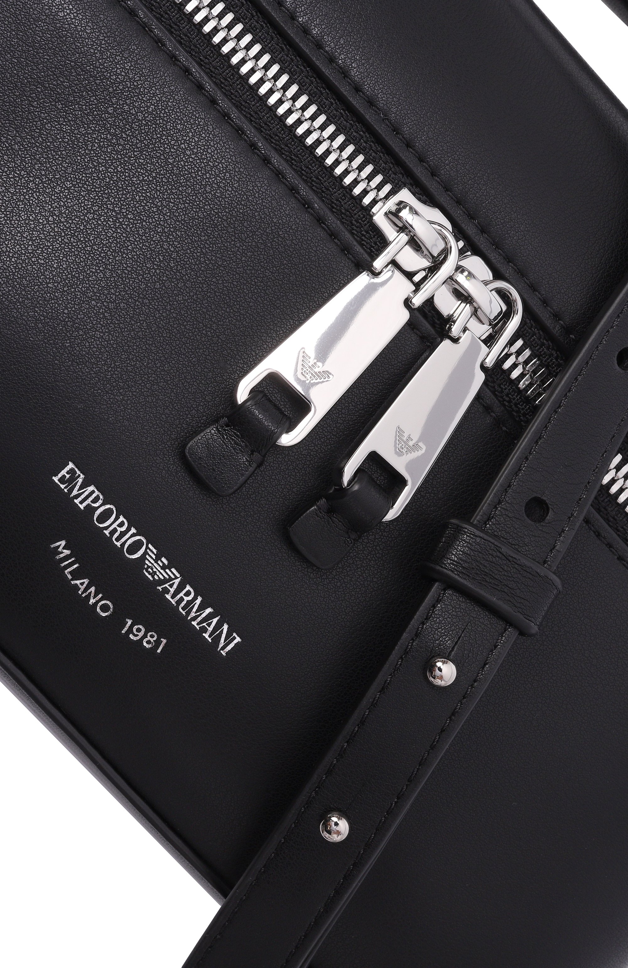 Сумка EMPORIO ARMANI черного цвета по цене 43100 руб., арт. EW004564/AF19229, фото 6 Сумка EMPORIO ARMANI, арт. EW004564/AF19229, фото 6