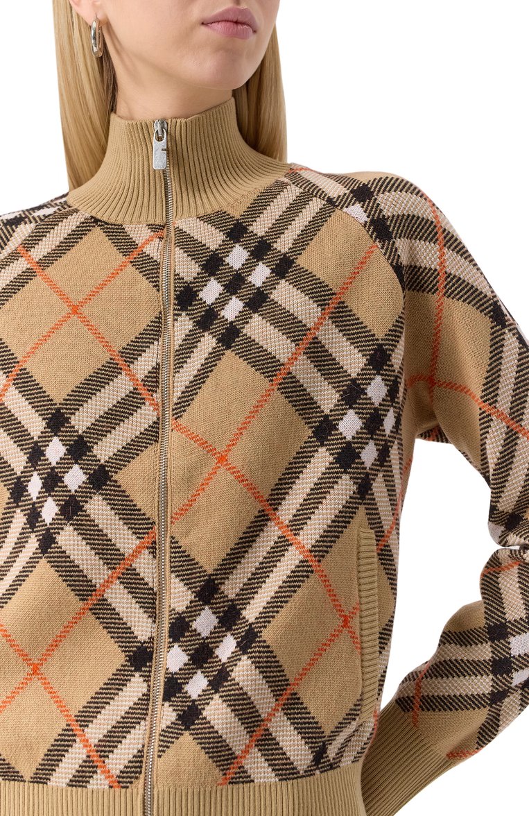 Женский шерстяной кардиган BURBERRY бежевого цвета, арт. 8094975 | Фото 5 (Драгоценные камни: Проставлено; Длина (для топов): Стандартные; Материал сплава: Проставлено; Материал внешний: Шерсть; Рукава: Длинные; Женское Кросс-КТ: кардиган-трикотаж, Кардиган-одежда; Стили: Кэжуэл)