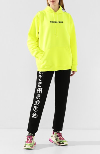 Худи VETEMENTS желтого цвета по цене 49350 руб., арт. SS20TR311 1607/W/FLU0 YELL0W, фото 2 Худи VETEMENTS, арт. SS20TR311 1607/W/FLU0 YELL0W, фото 2