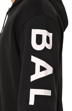 Мужской хлопковое худи BALMAIN черного цвета, арт. XH1JL000BB15 | Фото 5 (Принт: С принтом; Длина (для топов): Удлиненные; Мужское Кросс-КТ: Худи-одежда; Материал сплава: Проставлено; Материал внешний: Хлопок; Драгоценные камни: Проставлено; Рукава: 3/4; Стили: Кэжуэл)