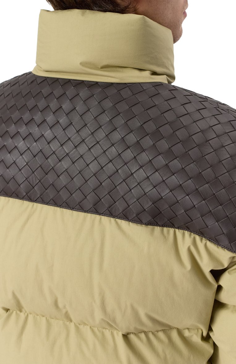 Мужская пуховик BOTTEGA VENETA светло-зеленого цвета, арт. 815198/V1LE0 | Фото 5 (Рукава: Длинные; Материал внешний: Хлопок; Материал подклада: Хлопок; Длина (верхняя одежда): Короткие; Мужское Кросс-КТ: пуховик-короткий; Кросс-КТ: Пуховик; Стили: Кэжуэл)