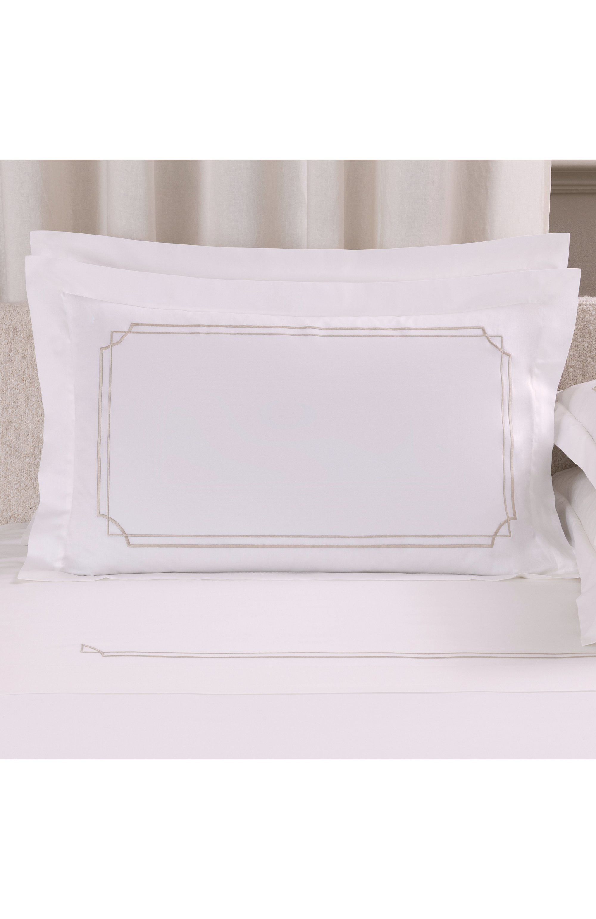 Наволочка layering embroidery FRETTE белого цвета по цене 35850 руб., арт. FR6940 E0700 051C, фото 3 Наволочка layering embroidery FRETTE, арт. FR6940 E0700 051C, фото 3