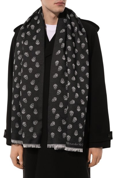 Шарф из шерсти и шелка ALEXANDER MCQUEEN черно-белого цвета по цене 26700 руб., арт. 557705/4617Q2078, фото 2 Шарф из шерсти и шелка ALEXANDER MCQUEEN, арт. 557705/4617Q2078, фото 2