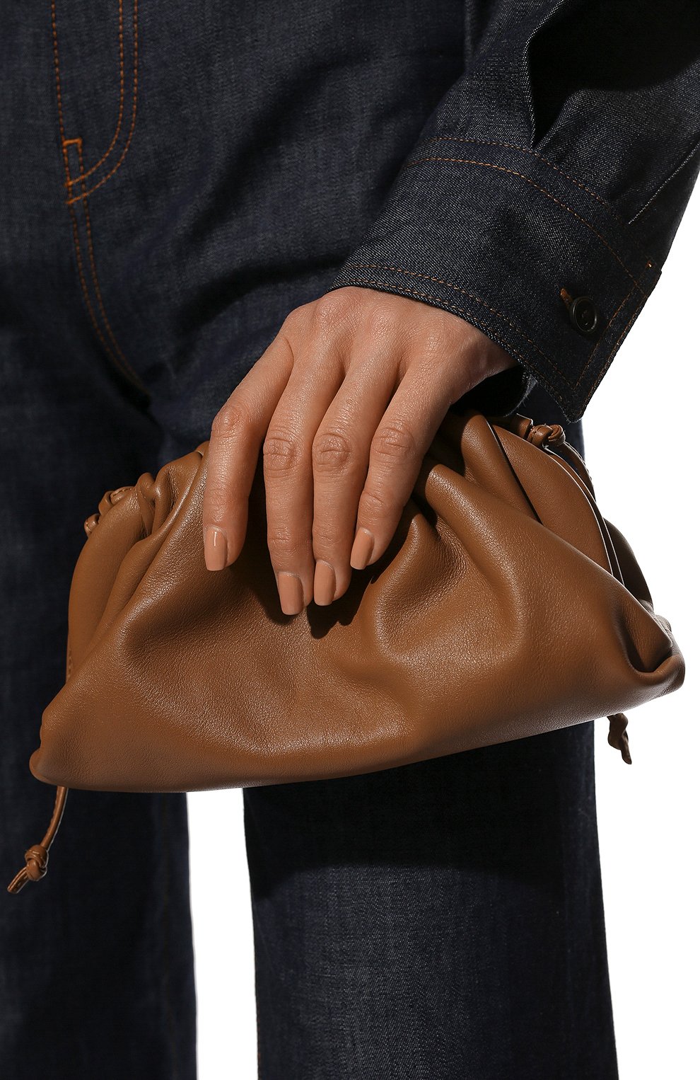 Клатч pouch mini BOTTEGA VENETA бежевого цвета по цене 117500 руб., арт. 585852/VCP40, фото 2 Клатч pouch mini BOTTEGA VENETA, арт. 585852/VCP40, фото 2