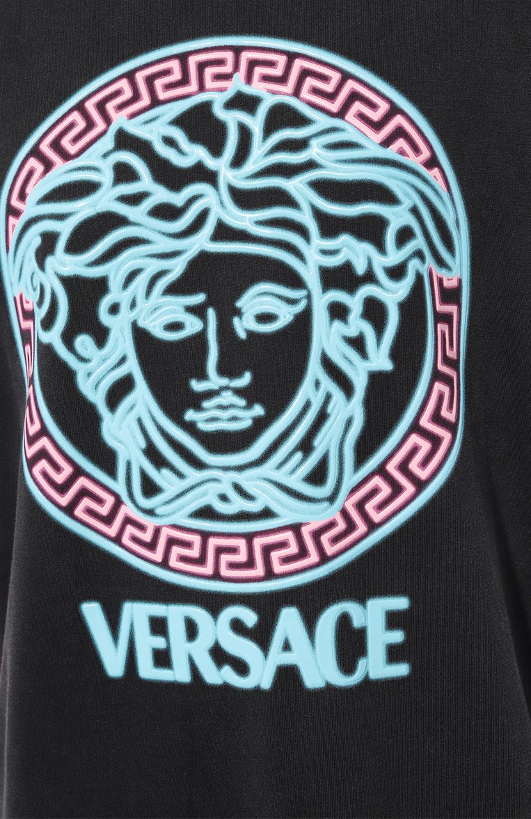 Женская хлопковая футболка VERSACE черного цвета, арт. 1010848/1A08262 | Фото 5 (Рукава: Короткие; Длина (для топов): Стандартные; Материал внешний: Хлопок; Стили: Спорт-шик; Принт: С принтом)