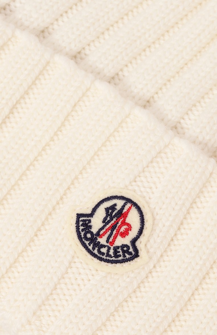 Женская шерстяная шапка MONCLER кремвого цвета, арт. 3B000-36-A9327 | Фото 4 (Материал: Текстиль, Шерсть; Материал сплава: Проставлено; Нос: Не проставлено)