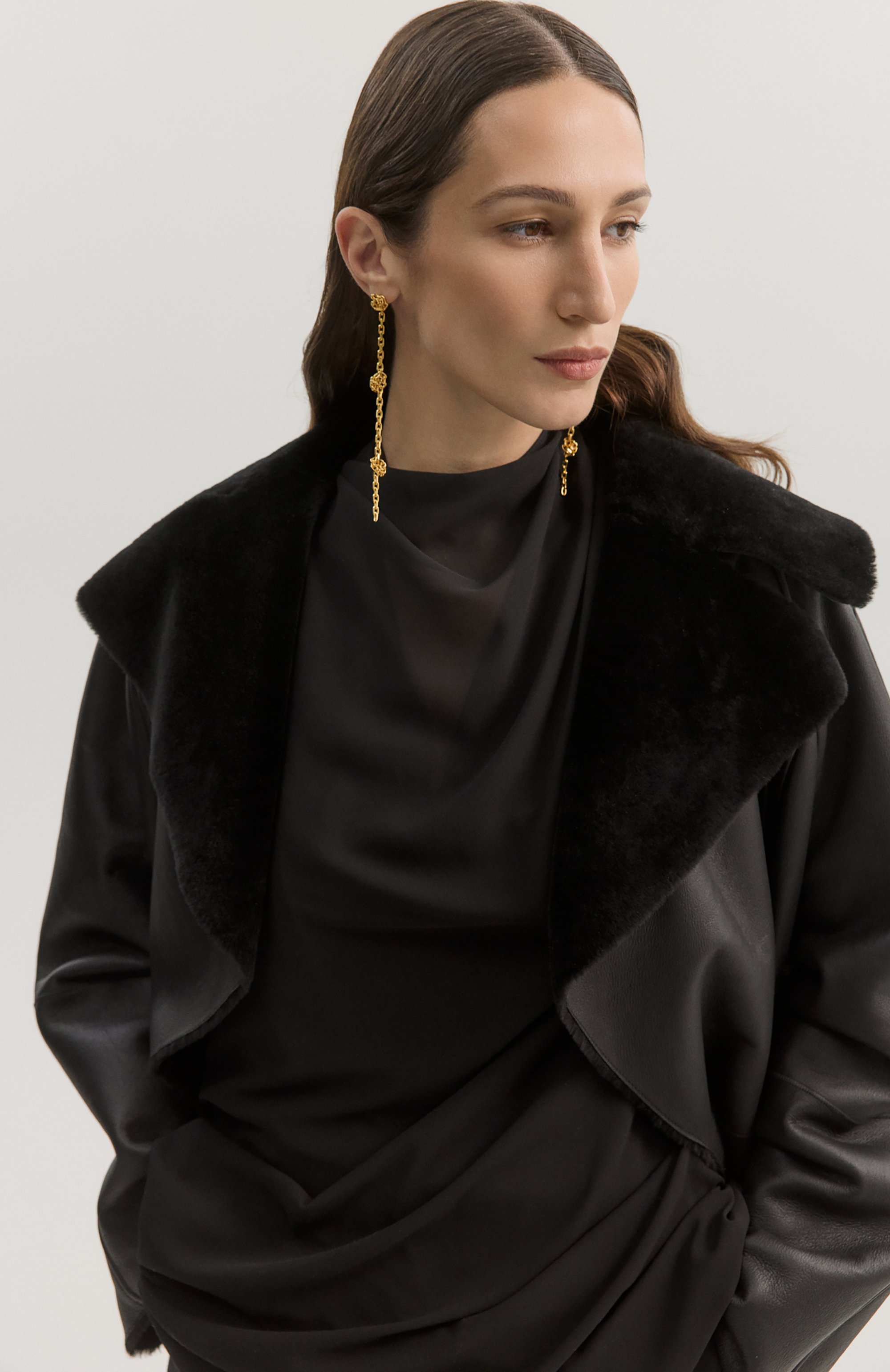 Серьги JIL SANDER золотого цвета по цене 78650 руб., арт. J11VG0338/P4877, фото 4 Серьги JIL SANDER, арт. J11VG0338/P4877, фото 4