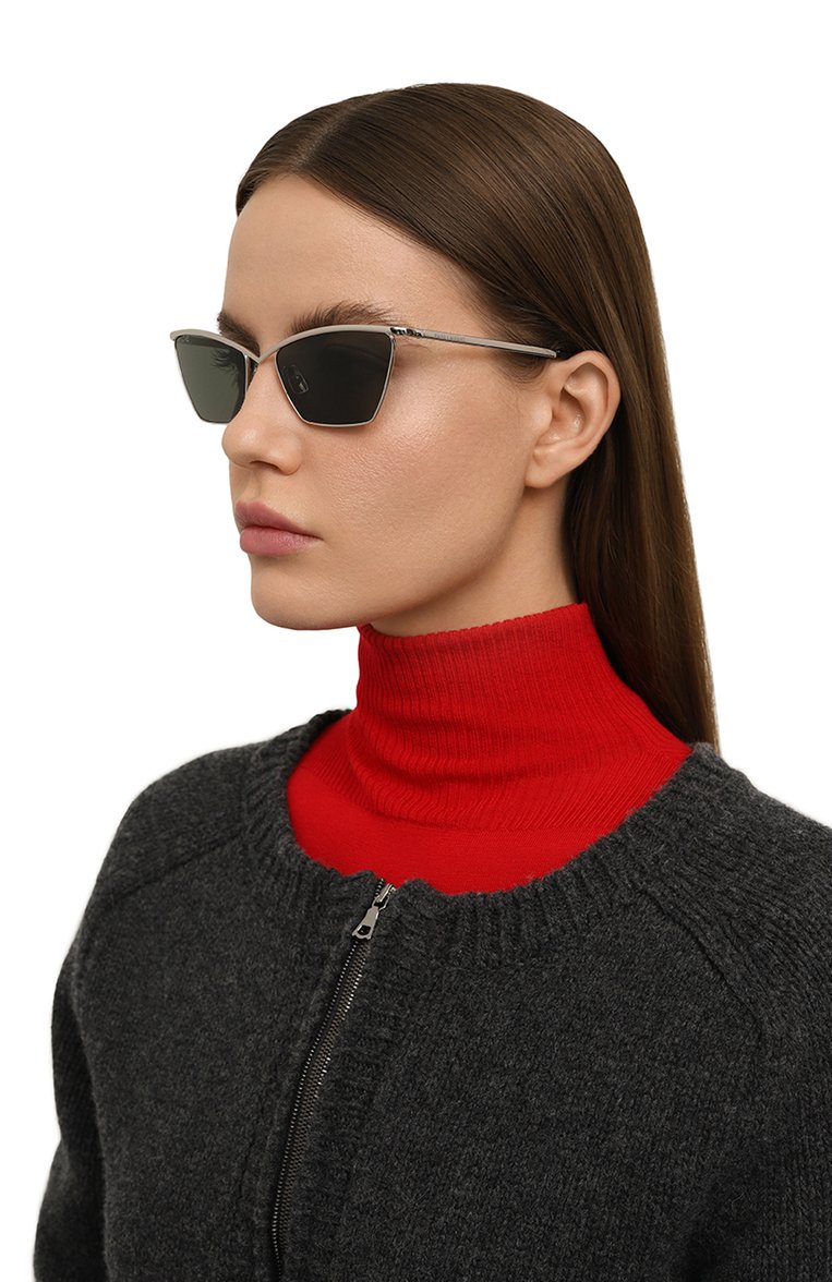 Женские солнцезащитные очки SAINT LAURENT серебряного цвета, арт. SL 637 002 | Фото 2 (Региональные ограничения белый список (Axapta Mercury): Не проставлено; Нос: Не проставлено; Материал: Металл; Тип очков: С/з; Оптика Гендер: оптика-женское; Очки форма: Cat-eye, Квадратные)