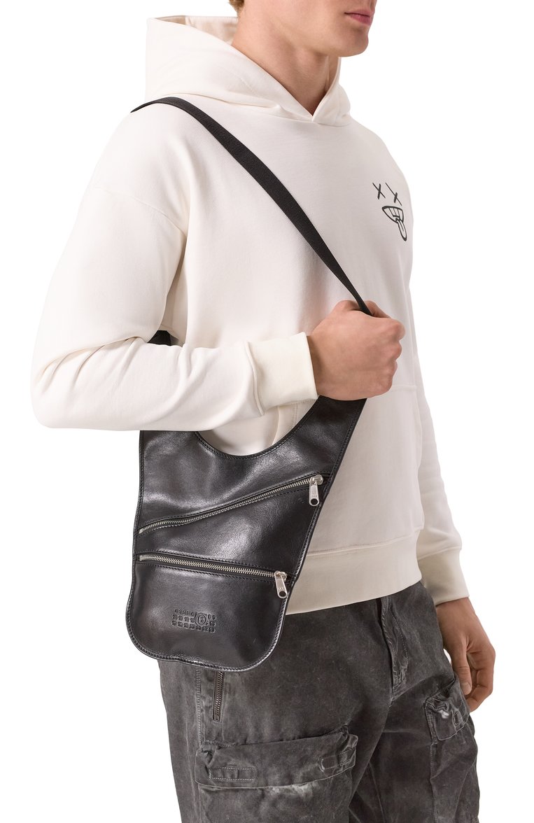 Мужского сумка flat saddle mini MM6 черного цвета, арт. SB5WG0026/P7253 | Фото 2 (Материал: Натуральная кожа; Региональные ограничения белый список (Axapta Mercury): Не проставлено; Нос: Не проставлено)
