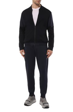 Мужские хлопковые джоггеры EMPORIO ARMANI темно-синего цвета, арт. 111690/4R566 | Фото 2 (Материал внешний: Хлопок; Драгоценные камни: Проставлено; Длина (брюки, джинсы): Стандартные; Материал сплава: Проставлено; Силуэт М (брюки): Джоггеры; Стили: Спорт-шик)