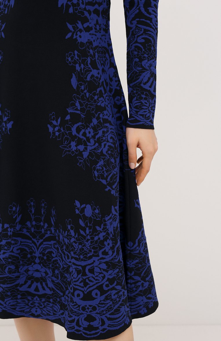 Женское платье из вискозы VALENTINO синего цвета, арт. UB3KDA775N1 | Фото 6 (Рукава: Длинные; Длина Ж (юбки, платья, шорты): Миди; Женское Кросс-КТ: Платье-одежда; Случай: Повседневный; Материал внешний: Вискоза; Нос: Не проставлено)