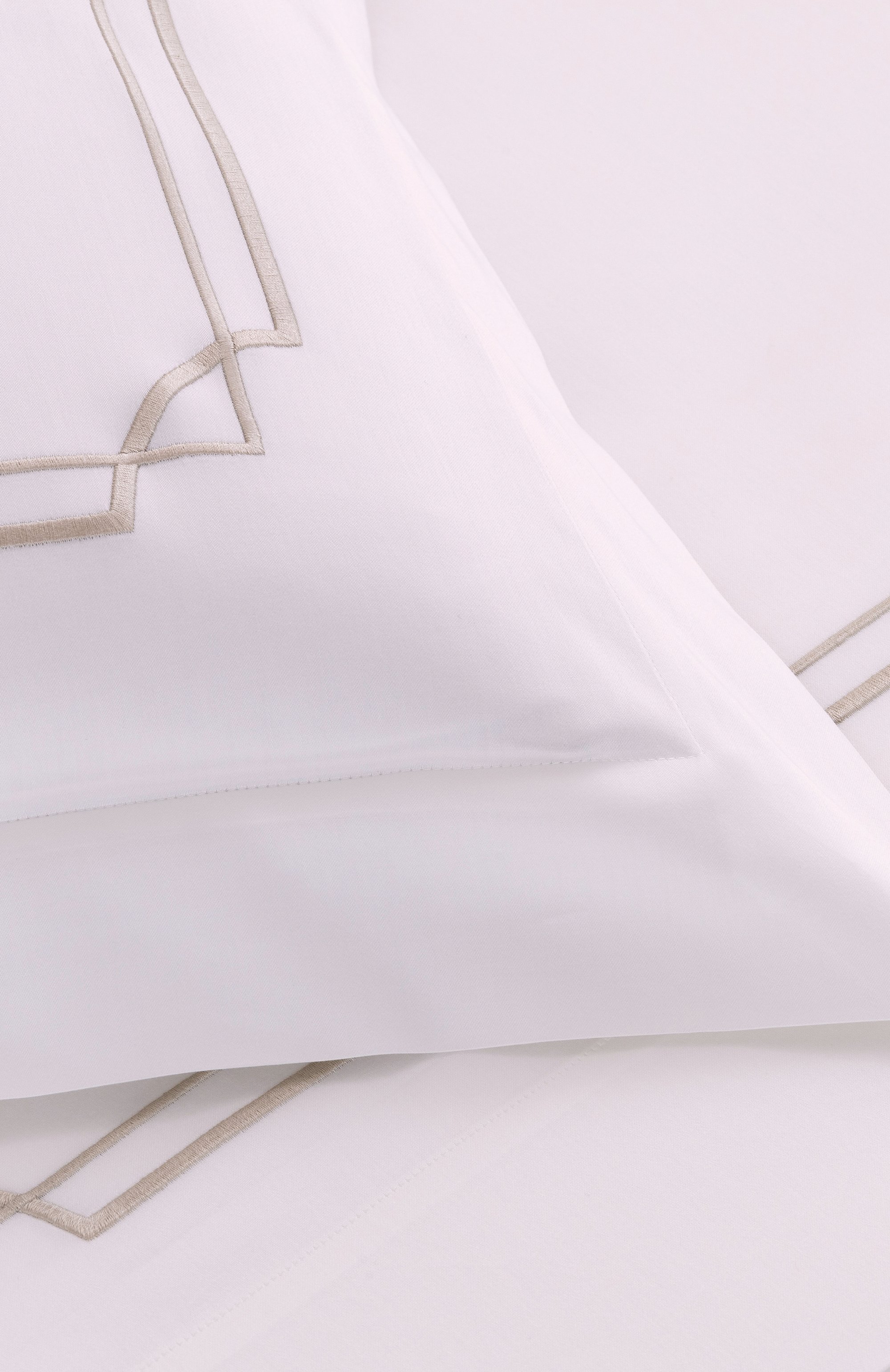 Наволочка layering embroidery FRETTE белого цвета по цене 44050 руб., арт. FR6940 E0700 065B, фото 4 Наволочка layering embroidery FRETTE, арт. FR6940 E0700 065B, фото 4