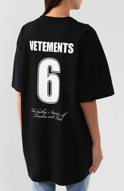 Хлопковая футболка VETEMENTS черного цвета по цене 53950 руб., арт. UAH20TR901/W, фото 4 Хлопковая футболка VETEMENTS, арт. UAH20TR901/W, фото 4