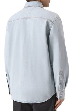 Мужская джинсовая рубашка BOTTEGA VENETA голубого цвета, арт. 813505/V4ZR0 | Фото 4 (Длина (для топов): Стандартные; Материал внешний: Хлопок, Деним; Рукава: Длинные; Кросс-КТ: Деним; Случай: Повседневный; Принт: Без принта; Воротник: Кент; Манжеты: На пуговицах; Стили: Кэжуэл; Автоматизация состава: Проставлено; Автоматизация ТО: Проставлено)