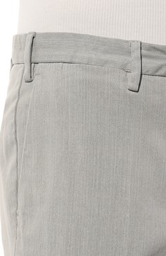 Мужские хлопковые брюки MUST светло-серого цвета, арт. 524M/7916 | Фото 5 (Силуэт М (брюки): Чиносы; Длина (брюки, джинсы): Стандартные; Случай: Повседневный; Материал сплава: Проставлено; Материал внешний: Хлопок; Драгоценные камни: Проставлено; Стили: Кэжуэл)