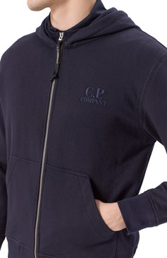 Мужской хлопковая толстовка C.P. COMPANY темно-синего цвета, арт. 18CMSS044A005086W | Фото 5 (Материал сплава: Проставлено; Материал внешний: Хлопок; Рукава: Длинные; Драгоценные камни: Проставлено; Длина (для топов): Стандартные; Мужское Кросс-КТ: Толстовка-одежда; Стили: Кэжуэл)