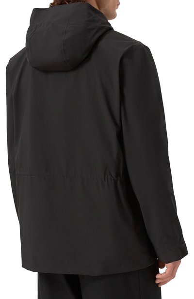 Ветровка RAINS черного цвета по цене 28750 руб., арт. RA12470, фото 4 Ветровка RAINS, арт. RA12470, фото 4