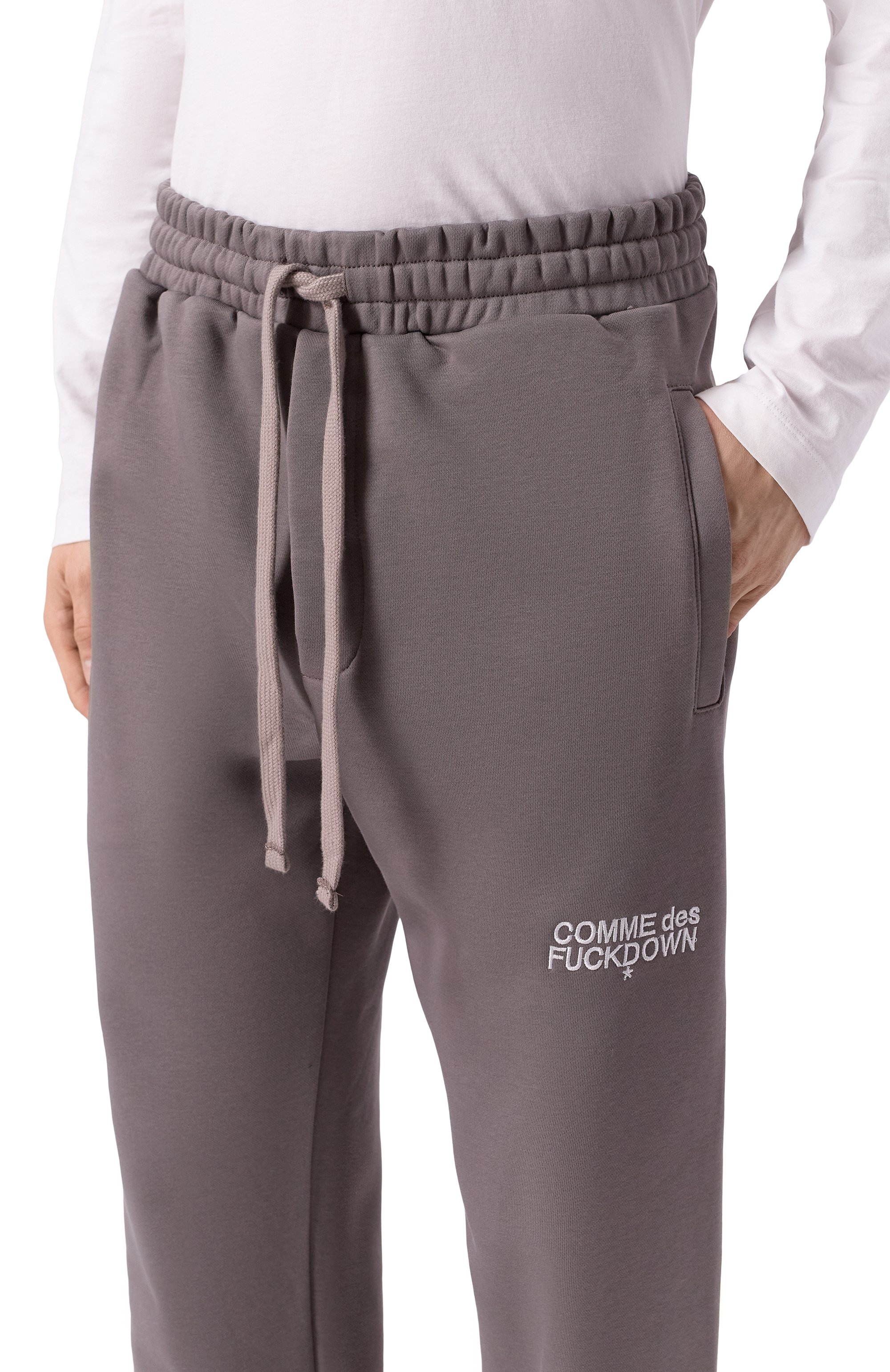 Хлопковые джоггеры COMME DES FUCKDOWN серого цвета по цене 10350 руб., арт. CFABM01728, фото 5 Хлопковые джоггеры COMME DES FUCKDOWN, арт. CFABM01728, фото 5
