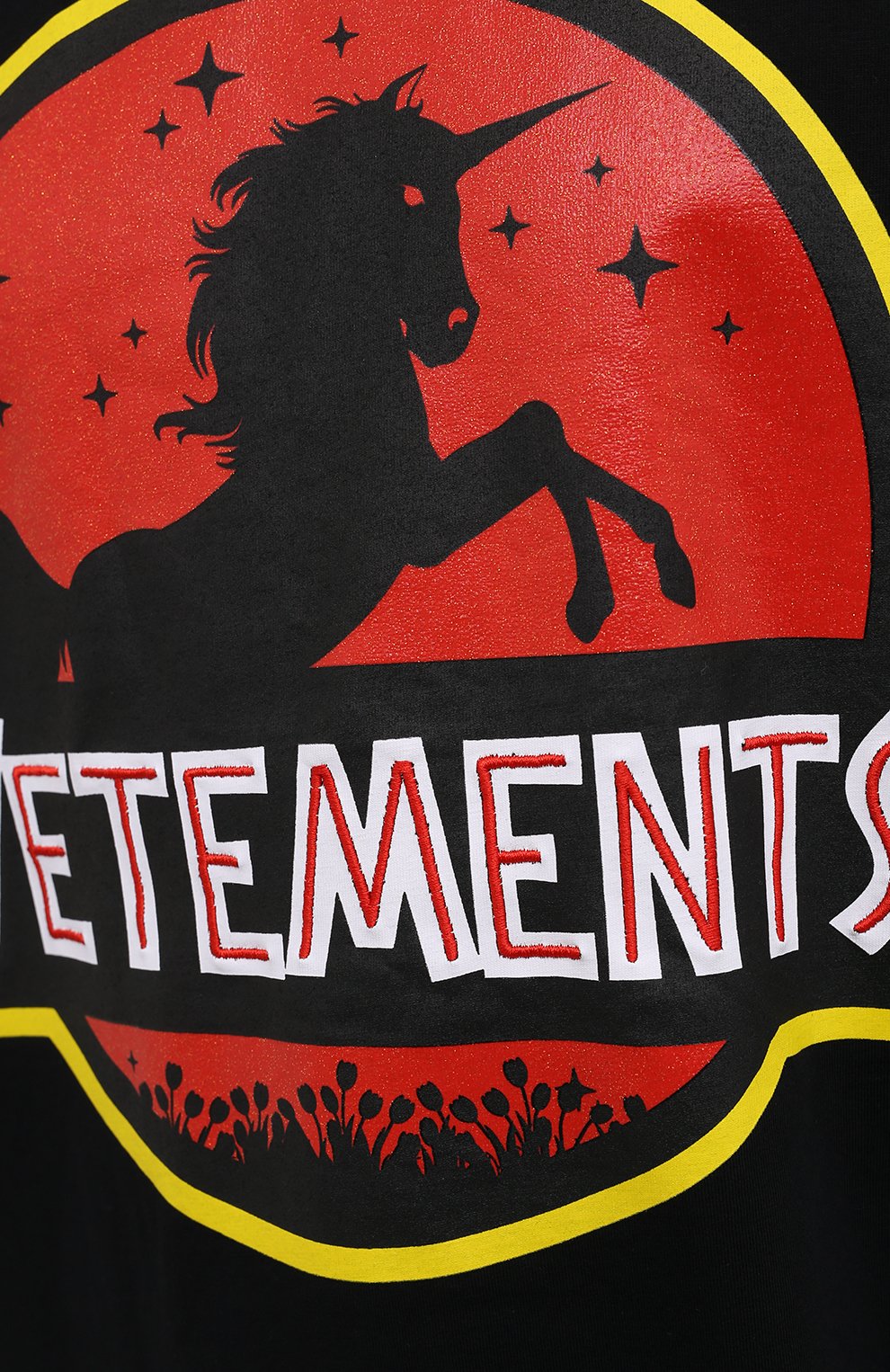 Хлопковая футболка VETEMENTS черного цвета по цене 43750 руб., арт. UA52TR320B 1602/W, фото 5 Хлопковая футболка VETEMENTS, арт. UA52TR320B 1602/W, фото 5