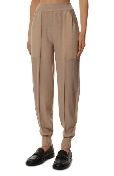 Джоггеры из шерсти и вискозы AND THE BRAND бежевого цвета по цене 47040 руб., арт. W23-P018-1202-102, фото 3 Джоггеры из шерсти и вискозы AND THE BRAND, арт. W23-P018-1202-102, фото 3