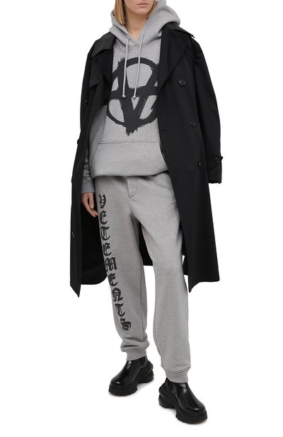 Хлопковые джоггеры VETEMENTS серого цвета по цене 59900 руб., арт. ME51PA820G 1601, фото 2 Хлопковые джоггеры VETEMENTS, арт. ME51PA820G 1601, фото 2