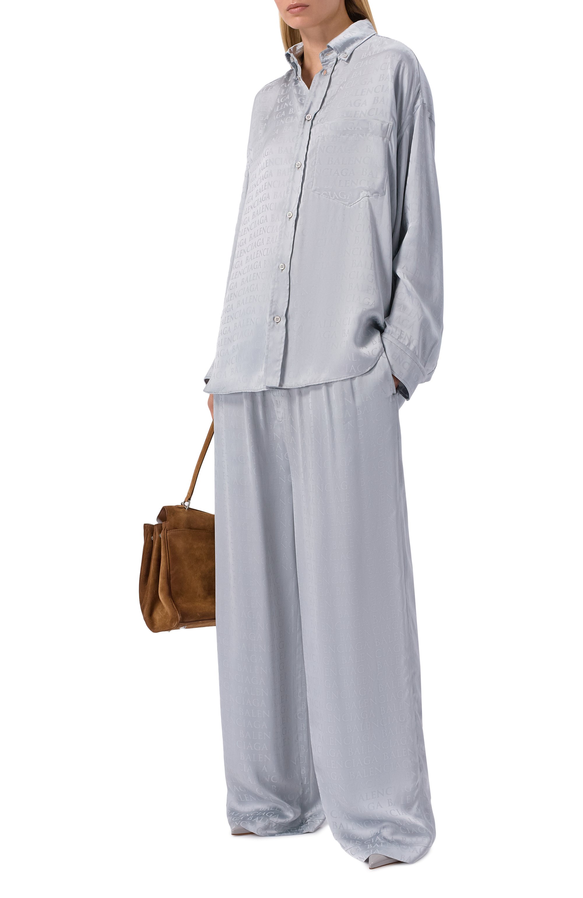 Атласные брюки BALENCIAGA серого цвета по цене 196500 руб., арт. 850696/TT054, фото 2 Атласные брюки BALENCIAGA, арт. 850696/TT054, фото 2