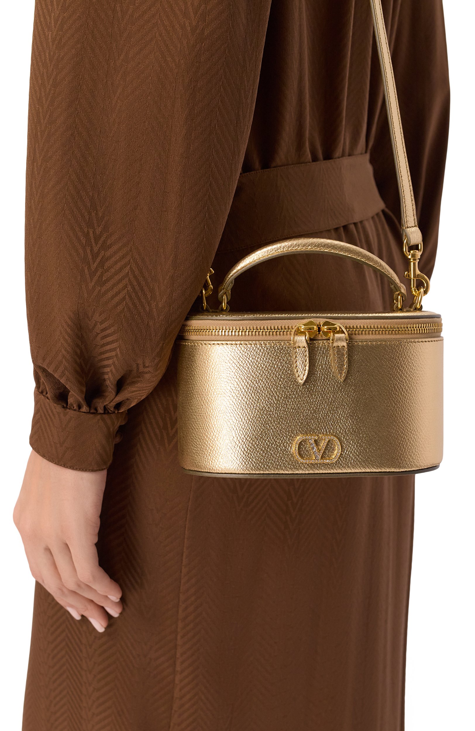 Сумка vlogo signature mini VALENTINO золотого цвета по цене 174000 руб., арт. 9W2P0AX8/CHL, фото 2 Сумка vlogo signature mini VALENTINO, арт. 9W2P0AX8/CHL, фото 2