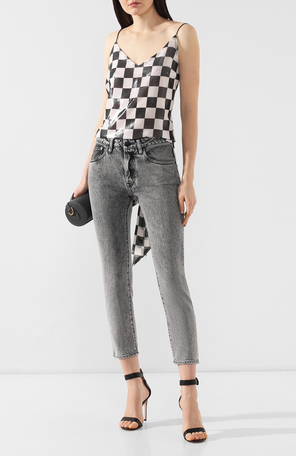 Укороченные джинсы GOLDEN GOOSE DELUXE BRAND серого цвета по цене 29100 руб., арт. G34WP008.A3, фото 2 Укороченные джинсы GOLDEN GOOSE DELUXE BRAND, арт. G34WP008.A3, фото 2