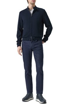 Мужской бомбер EMPORIO ARMANI темно-синего цвета, арт. EM000185/TE13908 | Фото 2 (Рукава: Длинные; Материал сплава: Проставлено; Драгоценные камни: Проставлено; Материал подклада: Синтетический материал; Длина (верхняя одежда): Короткие; Кросс-КТ: бомбер, Легкие; Принт: Без принта; Мужское Кросс-КТ: шерсть и кашемир; Стили: Кэжуэл)