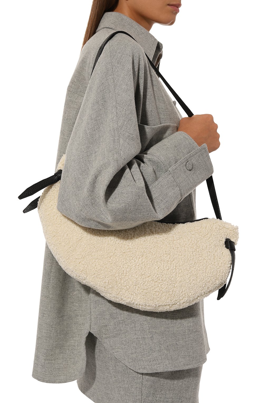 Сумка fortune cookie large YUZEFI кремового цвета по цене 74950 руб., арт. YUZAW24-HB-LF-F009, фото 2 Сумка fortune cookie large YUZEFI, арт. YUZAW24-HB-LF-F009, фото 2