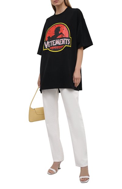 Хлопковая футболка VETEMENTS черного цвета по цене 43750 руб., арт. UA52TR320B 1602/W, фото 2 Хлопковая футболка VETEMENTS, арт. UA52TR320B 1602/W, фото 2