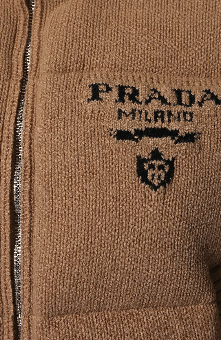 Женский пуховик PRADA бежевого цвета, арт. 292028-10PH-F0627-212 | Фото 5 (Материал внешний: Кашемир, Шерсть; Рукава: Длинные; Материал утеплителя: Пух и перо; Длина (верхняя одежда): Короткие; Кросс-КТ: Пуховик; Стили: Спорт-шик)